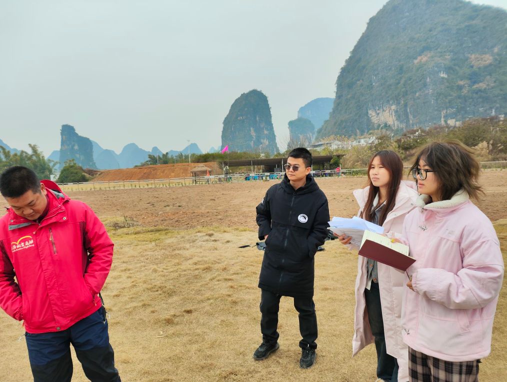 團隊成員采訪景區(qū)滑翔傘教練