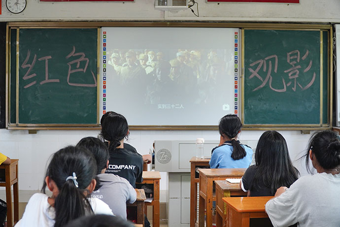 “紅色觀影敬先烈，淬煉青春定初心” ——嶺南師范學(xué)院“萌芽”社會(huì)實(shí)踐隊(duì)開展紅色影片觀影活動(dòng)