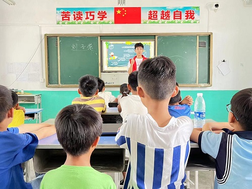 南京財經(jīng)大學學子三下鄉(xiāng)：靈動時光舞筆墨，文體課程燃童心
