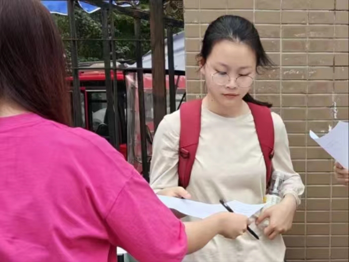 西南石油大學(xué)法學(xué)院暑期社會(huì)實(shí)踐隊(duì)青春助大運(yùn)，宣講進(jìn)課