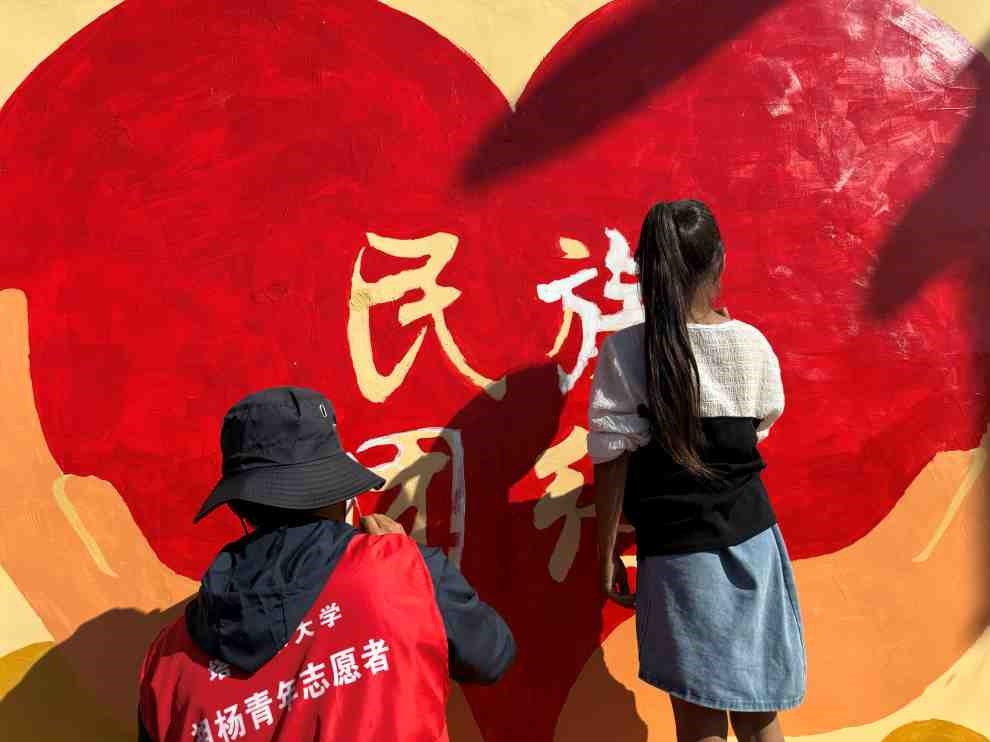 塔里木大學(xué)暑期三下鄉(xiāng)實踐團(tuán)助力鄉(xiāng)村振興：愛心支教行，七彩暖童心