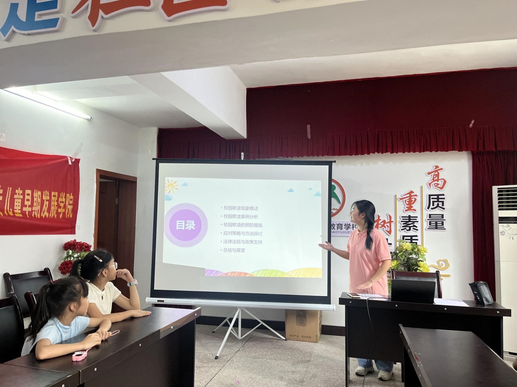 共建七彩家園：“四葉草”習(xí)近平新時代中國特色社會主義思想宣講團(tuán)開展“法進(jìn)社區(qū)，德