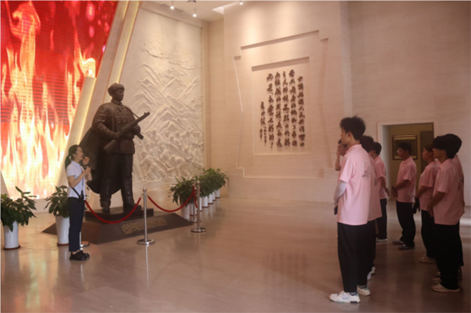 重慶城市管理職業(yè)學(xué)院“三下鄉(xiāng)”團隊深情緬懷邱少云烈士