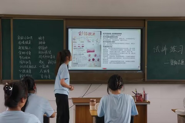 崇陽村委會書記為湖北一高校支教隊送小龍蝦——送溫暖！