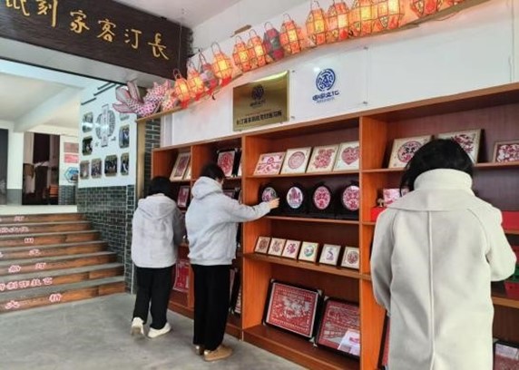 “汀州匠心”非遺剪紙文化實(shí)踐隊(duì)開展 “素紙雕鏤繪新卷，汀州遺韻映鄉(xiāng)土”主題 社會(huì)實(shí)踐活動(dòng)