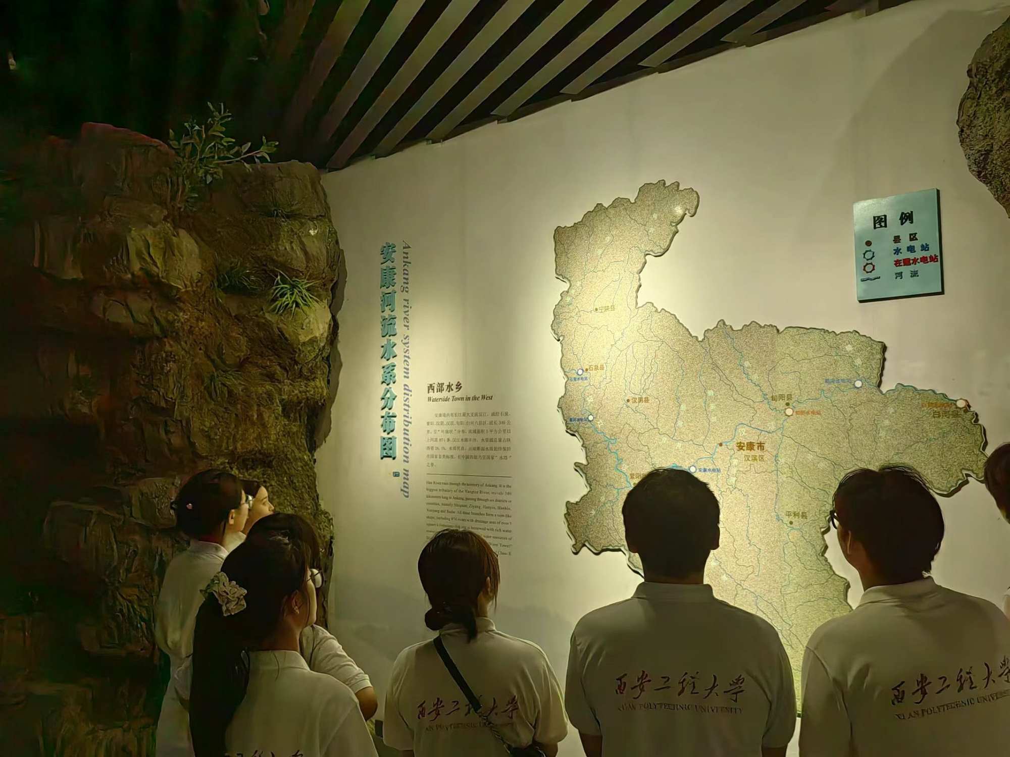 實踐團(tuán)聽講解員講解