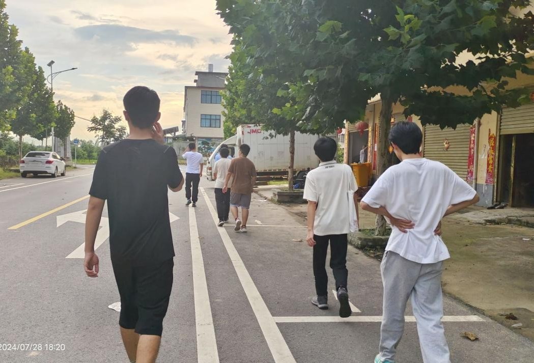 探秘鄉(xiāng)村脈動：街頭采訪下的社會風(fēng)情畫