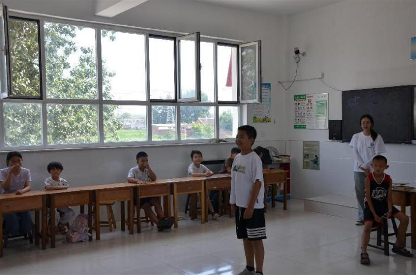 華北電力大學學子三下鄉(xiāng)：情暖童心 放逐夢想