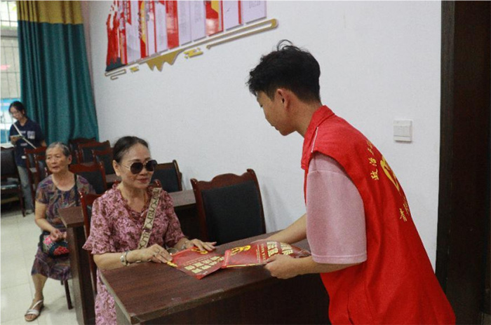 內(nèi)江師范學(xué)院學(xué)子暑期三下鄉(xiāng)：法治建設(shè)步步高，普法宣傳聲聲到