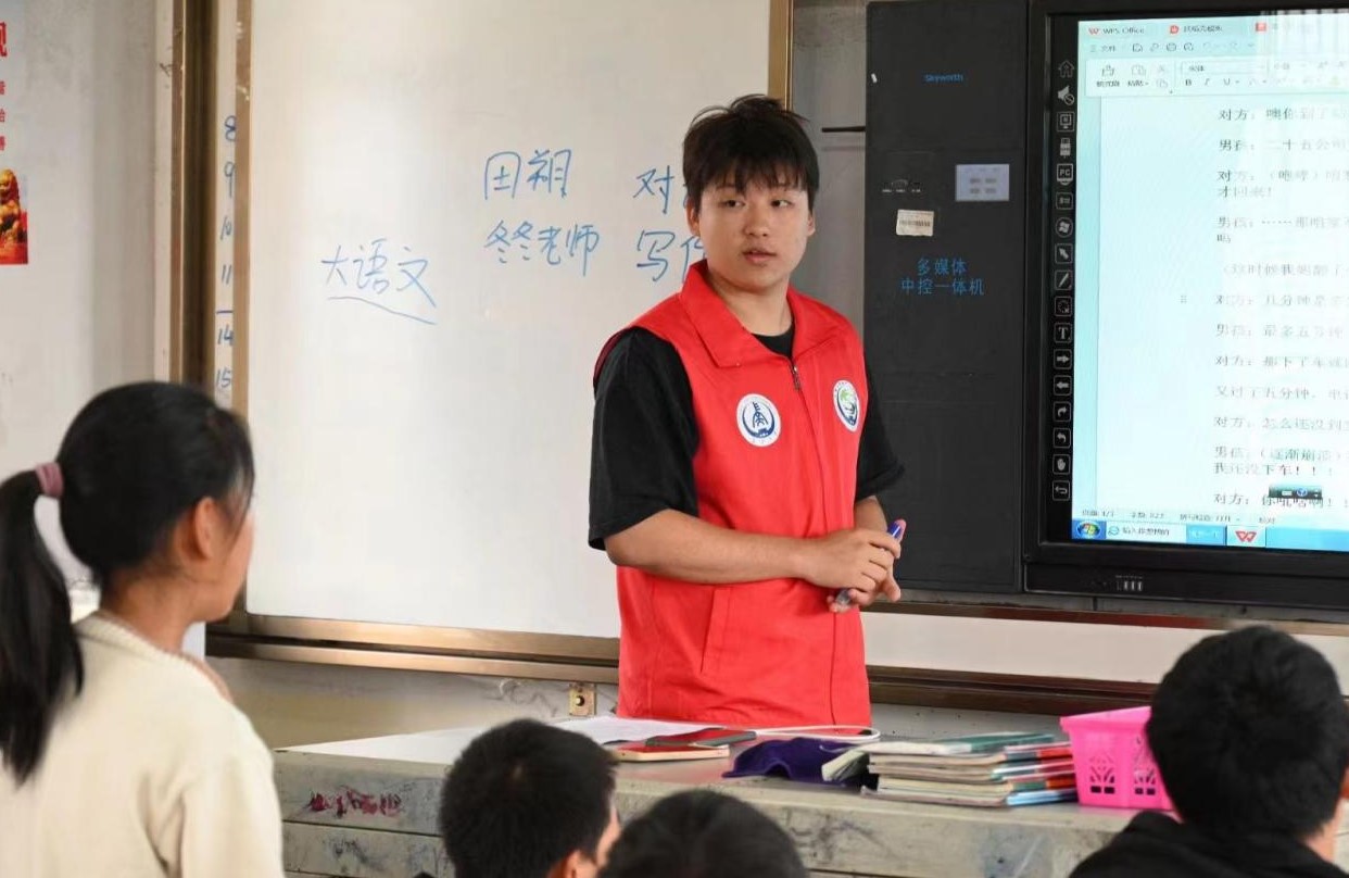長(zhǎng)安大學(xué)學(xué)子三下鄉(xiāng) | 青春實(shí)踐求真知，文化進(jìn)村育新風(fēng)