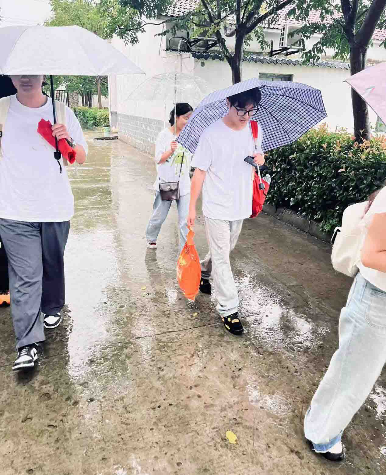 志愿者朱金龍：以實際行動扎根基層，全心全意體驗青春風采。