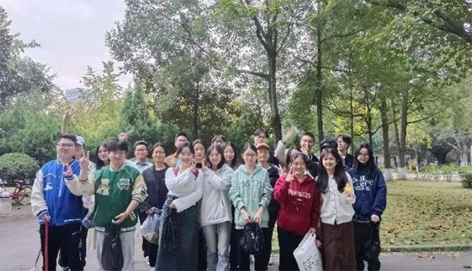 西南石油大學(xué)經(jīng)濟(jì)管理學(xué)院工商管理2021級(jí)團(tuán)支部開(kāi)展龍湖西宸原著社區(qū)志愿服務(wù)活動(dòng)