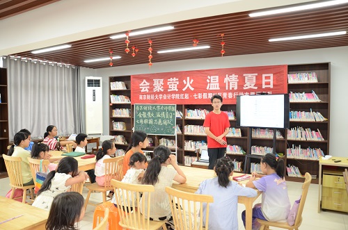 南財(cái)學(xué)子走進(jìn)農(nóng)家書(shū)屋：人工智能與財(cái)商知識(shí)激發(fā)創(chuàng)新活力