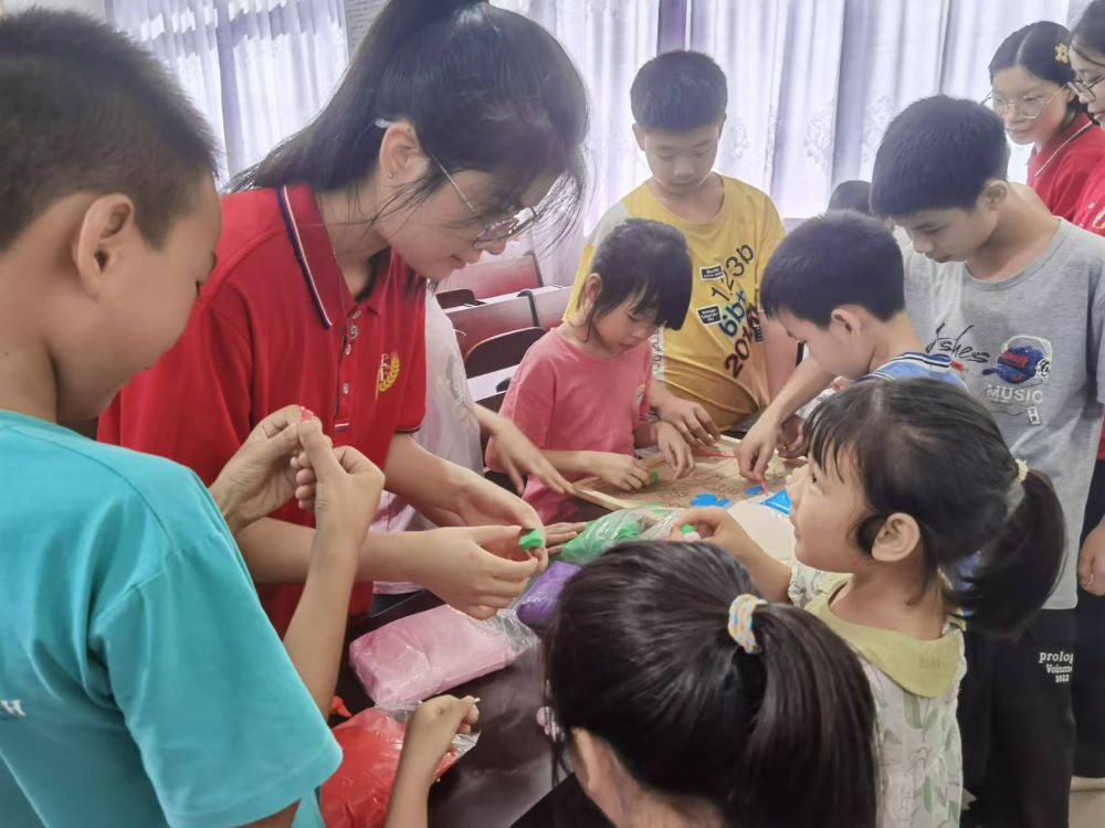 投身松柏實踐，綻放青春光芒