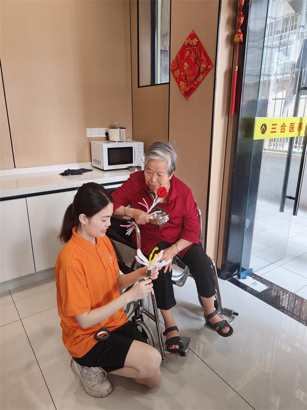敬愛關(guān)心老人：一次深刻的實踐活動感悟