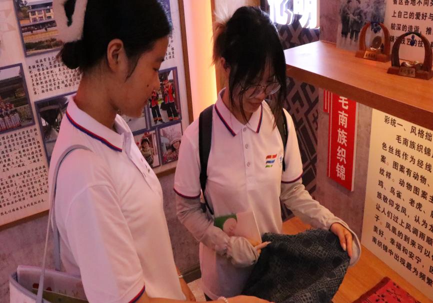 毛南館展團結(jié)韻，學子心感民族情
