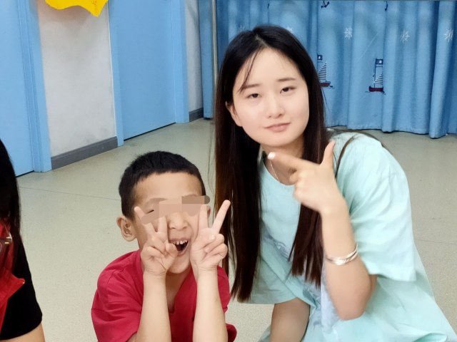 大手拉小手，青春共成長