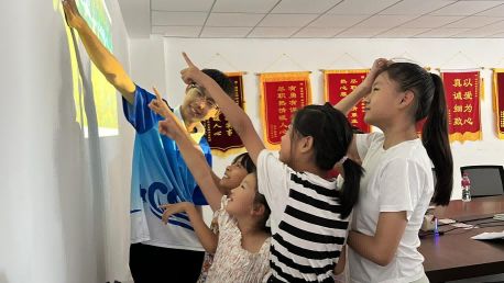 丹青越時空，千載留余香：“青助繁花”傳承傳統(tǒng)文化實踐團社區(qū)行