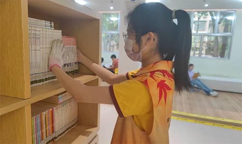 商學(xué)院5月20日開展“共沐書香，閱見美好”志愿活動(dòng)