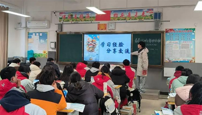 安財(cái)學(xué)子訪母校：探望老師，宣傳安財(cái)