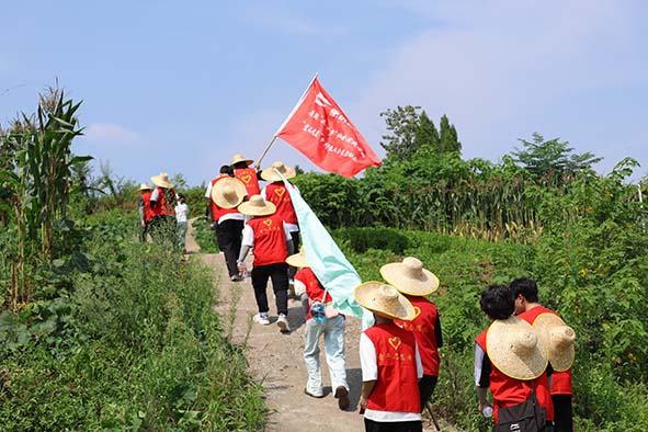 青年聚力情暖一老一幼，腳步不歇丈量青春沃野——“繁花碩果”鄉(xiāng)村振興公益行動(dòng)隊(duì)篤力激活“鄉(xiāng)村振興”一池秋水