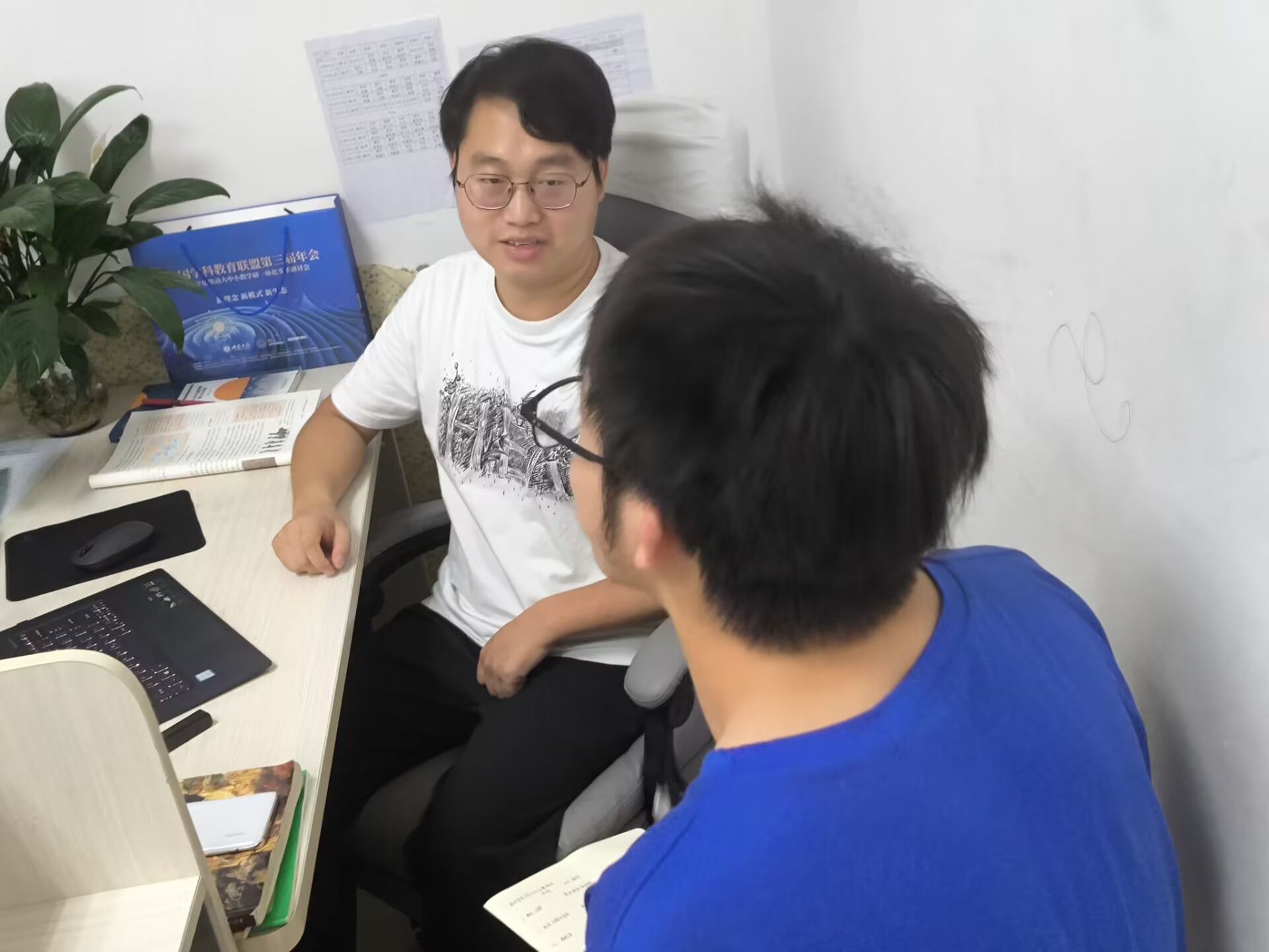 尋跡崢嶸西遷路，奮楫昂揚新征程