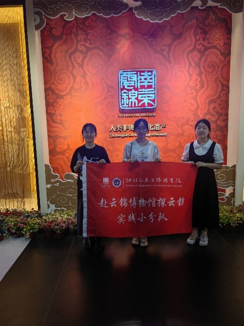 墻上貼了海報(bào)中度可信度描述已自動(dòng)生成