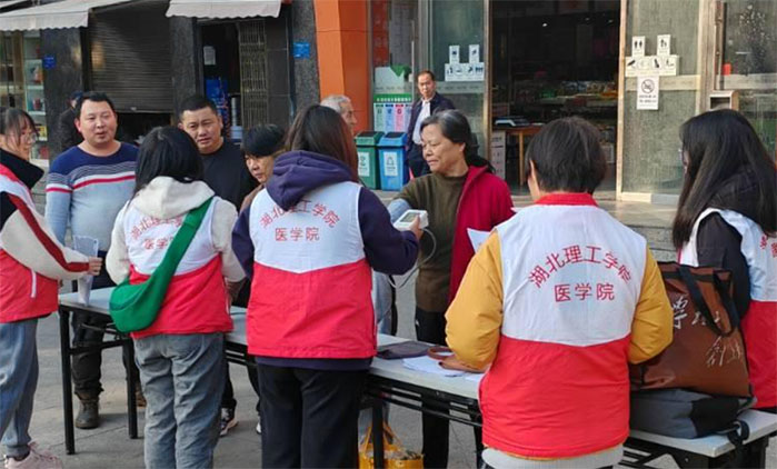 “醫(yī)療衛(wèi)生 疾病預(yù)防”進(jìn)白馬山社區(qū)志愿活動(dòng)