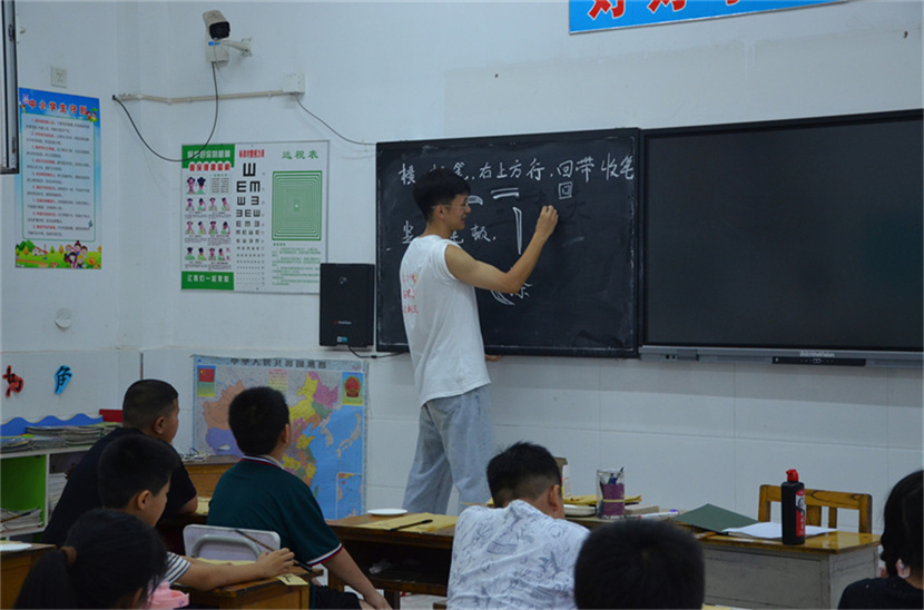 華北電力大學(xué)學(xué)子三下鄉(xiāng)：毛筆書法學(xué)習(xí)