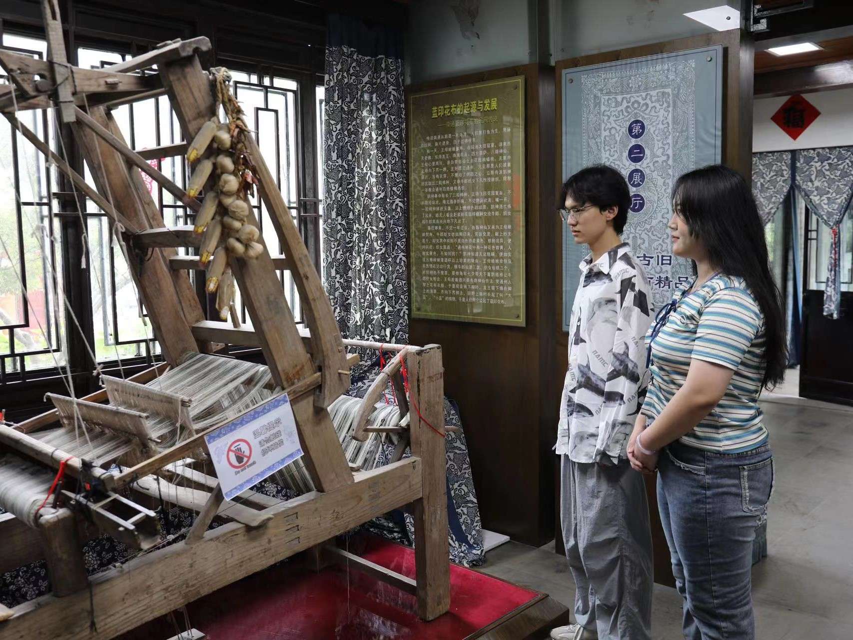 無錫學(xué)院學(xué)子三下鄉(xiāng)：鷂影風(fēng)舞通城夢，白袷藍衫世界心