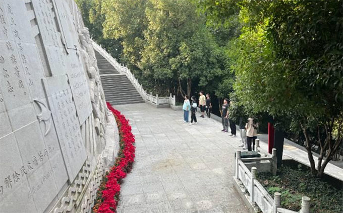 “不忘初心，牢記使命”——參觀烈士陵園
