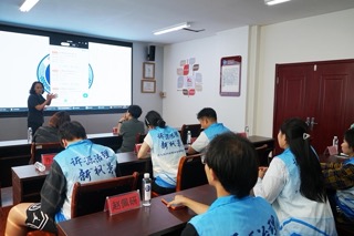圖為調(diào)研隊成員在聽取溯源治理工作的報告。